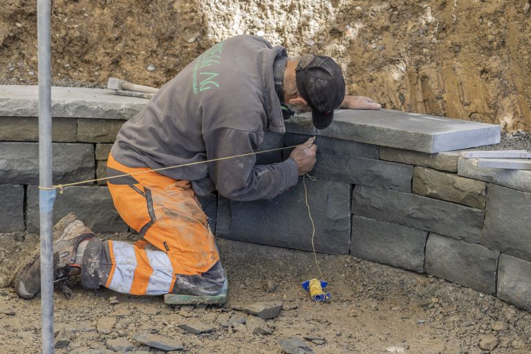 Naturstein Mauern beim aufziegeln