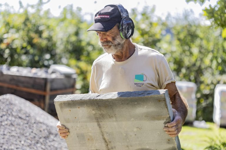 Gärter beim Steinplatten legen