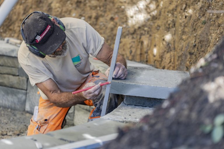 Gärtner beim Steinmauern bauen