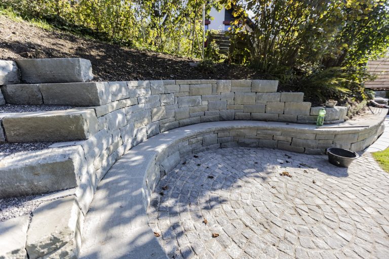 Schöner aussen Sitzbereich aus Naturstein